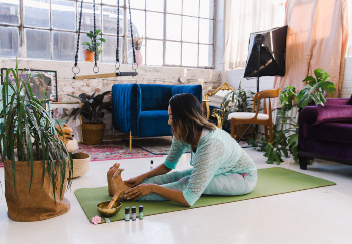 Esportes Divertidos - Mulher Praticando Yoga Em Casa